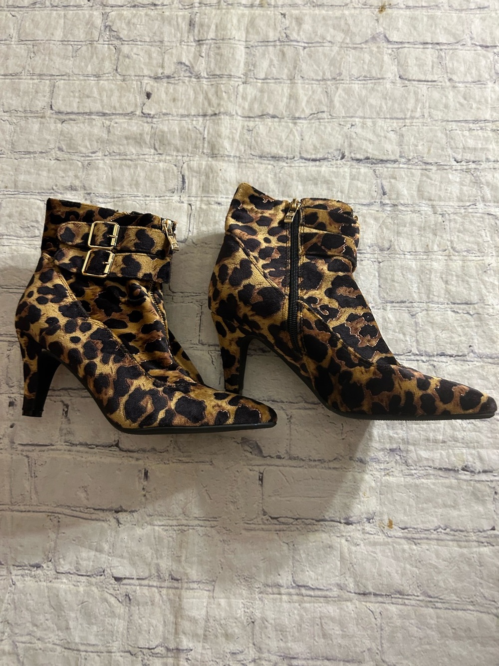 IDIFU LEOPARD PRINT ANKLE BOOTIES GOLD METALLIC ACCENTS SIDE ZIP BUCKLE SIZE 7.5